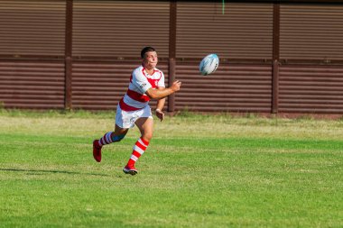 Odessa, Ukrayna - 10 Eylül 2017: Uluslararası rugby turnuva ekipleri Chisinau - Moldova ve Odessa - Ukrayna arasında. Sıkı rugby oyunu yeşil çim sahada parçası