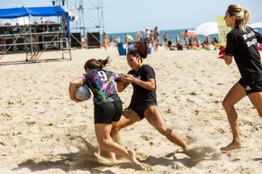 Odessa, Ukrayna - 27 Ağustos 2017: Uluslararası Rugby Festivali kum deniz Beach Zatoka Z-Oyunlar Spor ve müzik festivali sırasında üzerinde. Rugby oyuncuları erkekler ve kadınlar sahil kumu eylem içinde