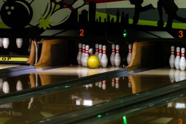 Popüler bir bowling club oyun. Skittles ile bir bowling salonu. İğne bowling topu için parçanın sonunda indirdi