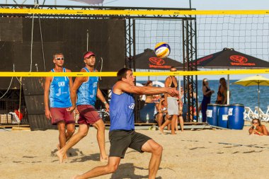 Odessa, Ukrayna - 26 Ağustos 2017: Ukrayna Beach Voleybol Şampiyonası Z-Oyunlar Festivali sırasında deniz plajında. Kadın ve erkek voleybol plaj kum üzerinde oynamak. Voleybol kum üzerinde. Plaj voleybolu
