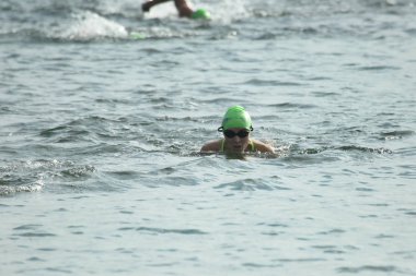 Odessa, Ukrayna - Eylül 2018: Odessa, Oceanman Biz Are açık su yüzme yarışmalar. Run su ve büyük yüzme yarışında içine siyah açık su sahilden yüzücüler