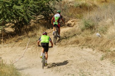Odessa, Ukrayna - 2 Ağustos 2018: Sporcular spor bisiklet üzerinde dağlık arazide rekabet. Aile ile çocuk, sağlıklı yaşam biçimi, Cyclocross - eğlence spor spor doğada kapalı gün