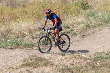 Odessa, Ukrayna - 2 Ağustos 2018: Sporcular spor bisiklet üzerinde dağlık arazide rekabet. Aile ile çocuk, sağlıklı yaşam biçimi, Cyclocross - eğlence spor spor doğada kapalı gün