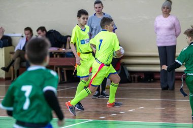Odessa, Ukrayna - Hazi 24,2018: Küçük çocuklar kapalı salonunda şehir okulun derby Oyunlar sırasında rugby oynamak. Çocuk spor. Çocuk rugby 5 oyun. Çocuk zafer için mücadele. Sağlıklı yaşam tarzı