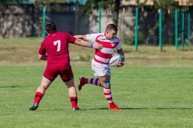 Odessa, Ukrayna - 10 Eylül 2017: Uluslararası rugby turnuva ekipleri Chisinau - Moldova ve Odessa - Ukrayna arasında. Sıkı rugby oyunu yeşil çim sahada parçası