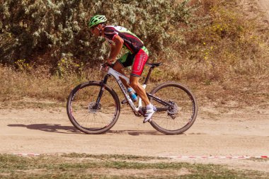 Odessa, Ukrayna - 2 Ağustos 2018: Sporcular spor bisiklet üzerinde dağlık arazide rekabet. Aile ile çocuk, sağlıklı yaşam biçimi, Cyclocross - eğlence spor spor doğada kapalı gün