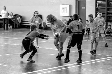 Odessa, Ukrayna - Hazi 24,2018: Küçük çocuklar kapalı salonunda şehir okulun derby Oyunlar sırasında rugby oynamak. Çocuk spor. Çocuk rugby 5 oyun. Çocuk zafer için mücadele. Sağlıklı yaşam tarzı