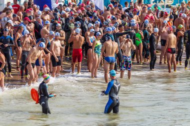 Odessa, Ukrayna - 19 Ağustos 2018: geleneksel spor yarışları milletin. Hayatta kalmak, açık denizde su, yüzme maratonu için engeller ile Ukrayna yarış aşırı tehlikeli bir yolda sınar.