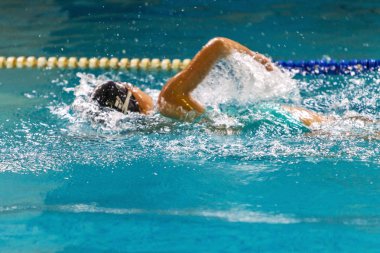 Odessa, Ukrayna -24 Eylül 2016: havuzda çocuklar arasında Ukrayna Şampiyonası triatlon sporcular sırasında spor. Kapalı havuzda rekabet çocuk