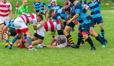 Odessa, Ukrayna - 26 Mayıs 2018: Ukrayna Kupası Politechnik - Odessa ve Credo - 65 Odessa (kırmızı). Rugby topu için oyuncuların yoğun mücadele. Yeşil alan stadyum üzerinde dinamik oyun