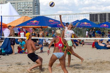Odessa, Ukrayna - 26 Ağustos 2017: Ukrayna Beach Voleybol Şampiyonası Z-Oyunlar Festivali sırasında deniz plajında. Kadın ve erkek voleybol plaj kum üzerinde oynamak. Voleybol kum üzerinde. Plaj voleybolu