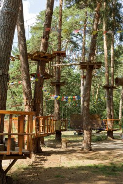 Çocuk Macera Parkı köprüler, halatlar ve merdiven uzun boylu çam ağaçları arasında ormanda yeni başlayanlar için tasarlanmış. Yüksek kablolu park tırmanma macera. Ormandaki yüksek halatlar tabii. Zipline etkinliği