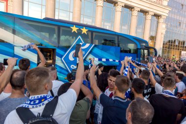 Odessa, Ukrayna - 21 Temmuz 2018: Markalı Şirket otobüs Dinamo futbol kulübü'nün stadyuma taşır. Tutkunlarının Fotoğraf Kulübü otobüs Dinamo Kiev - Kiev markalı. Futbol sembolleri. Club kurumsal otobüs