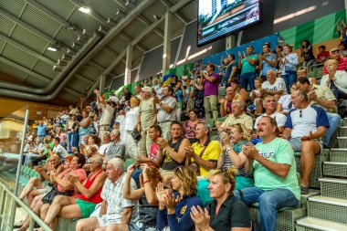 Odessa, Ukrayna - 16 Eylül 2016: Seyirci Bayanlar Voleybol Avrupa Şampiyonası sırasında tribünlerde. Oyun oyun favori kadın takımın başına taraftarların duygusal deneyimler