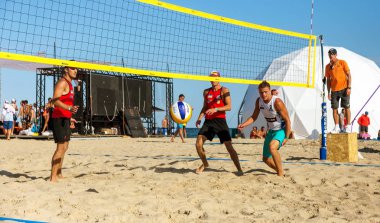 Odessa, Ukrayna - 26 Ağustos 2017: Ukrayna Beach Voleybol Şampiyonası Z-Oyunlar Festivali sırasında deniz plajında. Kadın ve erkek voleybol plaj kum üzerinde oynamak. Voleybol kum üzerinde. Plaj voleybolu