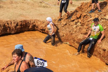 Odessa, Ukrayna-Ağustos 19, 2018: Geleneksel spor yarışları milletin. Deniz, tehlikeli engellerin üstesinden dağlık hayatta kalmak için Ukraynalı yarış yüzme ve aşırı mahkemelere tehlikeli yol
