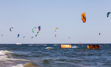 Odessa, Ukrayna - 26 Ağustos 2017: Kiteboarding. Dalgalar deniz doğa sporları Kitesurfing eğlence. Eğlence etkinlikleri, su sporları, eylem, Hobiler ve eğlenceli yaz aylarında. Kiteboarding spor