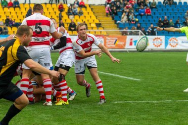 Odessa, Ukrayna - Okt 20, 2017: Odessa - Harkov Rugby Şampiyonası Milli takım. Rugby topu için oyuncuların yoğun mücadele. Yeşil alan stadyum üzerinde dinamik oyun