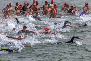 Odessa, Ukrayna - 19 Ağustos 2018: geleneksel spor yarışları milletin. Hayatta kalmak, açık denizde su, yüzme maratonu için engeller ile Ukrayna yarış aşırı tehlikeli bir yolda sınar.