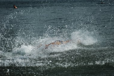 Odessa, Ukrayna - Eylül 2018: Odessa, Oceanman Biz Are açık su yüzme yarışmalar. Run su ve büyük yüzme yarışında içine siyah açık su sahilden yüzücüler