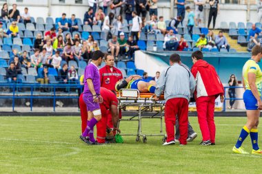 Odessa, Ukrayna - 15 Mayıs 2016: Oyuncu sırasında yarım fincan son rugby Avrupa'nın ciddi bir sakatlık yaşadı. Sert spor oyun tıbbi yardım atlet. Sporcular için ambulans