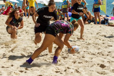 Odessa, Ukrayna - 27 Ağustos 2017: Uluslararası Rugby Festivali kum deniz Beach Zatoka Z-Oyunlar Spor ve müzik festivali sırasında üzerinde. Rugby oyuncuları erkekler ve kadınlar sahil kumu eylem içinde