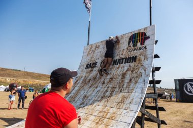 Odessa, Ukrayna-Ağustos 19, 2018: Geleneksel spor yarışları milletin. Deniz, tehlikeli engellerin üstesinden dağlık hayatta kalmak için Ukraynalı yarış yüzme ve aşırı mahkemelere tehlikeli yol