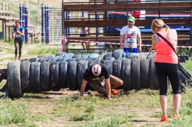 Odessa, Ukrayna-Ağustos 19, 2018: Geleneksel spor yarışları milletin. Deniz, tehlikeli engellerin üstesinden dağlık hayatta kalmak için Ukraynalı yarış yüzme ve aşırı mahkemelere tehlikeli yol