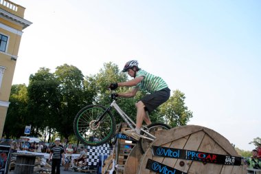 Odessa, Ukrayna - 28 Temmuz 2007: ahşap uçuş oyun alanında atlama Freestyle genç erkek. Akrobatik hileci üstünde bir bisiklet bisiklet deneme. BMX, Mtb