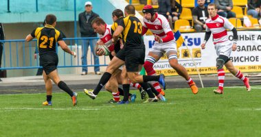 Odessa, Ukrayna - Okt 20, 2017: Odessa - Harkov Rugby Şampiyonası Milli takım. Rugby topu için oyuncuların yoğun mücadele. Yeşil alan stadyum üzerinde dinamik oyun
