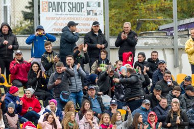 Odessa, Ukrayna - 21 Mayıs 2017: Avrupa ragbi Şampiyonlar Kupası Ukrayna (mavi) ve İsveç (sarı). Rugby topu alan üzerinde. Rugby maç topu için ağır bir maç olacak. Rugby oyuncuları sahada