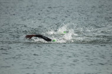 Odessa, Ukrayna - Eylül 2018: Odessa, Oceanman Biz Are açık su yüzme yarışmalar. Run su ve büyük yüzme yarışında içine siyah açık su sahilden yüzücüler