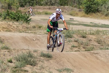Odessa, Ukrayna - 2 Ağustos 2018: Sporcular spor bisiklet üzerinde dağlık arazide rekabet. Aile ile çocuk, sağlıklı yaşam biçimi, Cyclocross - eğlence spor spor doğada kapalı gün
