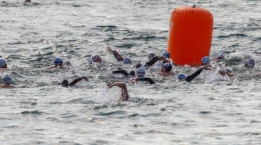 Odessa, Ukrayna - 19 Ağustos 2018: geleneksel spor yarışları milletin. Hayatta kalmak, açık denizde su, yüzme maratonu için engeller ile Ukrayna yarış aşırı tehlikeli bir yolda sınar.