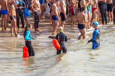 Odessa, Ukrayna - 19 Ağustos 2018: geleneksel spor yarışları milletin. Hayatta kalmak, açık denizde su, yüzme maratonu için engeller ile Ukrayna yarış aşırı tehlikeli bir yolda sınar.