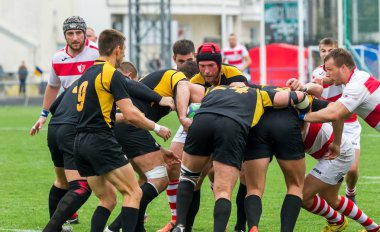 Odessa, Ukrayna - Okt 20, 2017: Odessa - Harkov Rugby Şampiyonası Milli takım. Rugby topu için oyuncuların yoğun mücadele. Yeşil alan stadyum üzerinde dinamik oyun