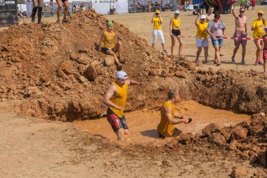 Odessa, Ukrayna-Ağustos 19, 2018: Geleneksel spor yarışları milletin. Deniz, tehlikeli engellerin üstesinden dağlık hayatta kalmak için Ukraynalı yarış yüzme ve aşırı mahkemelere tehlikeli yol