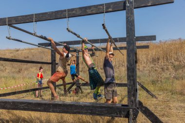 Odessa, Ukrayna - 19 Ağustos 2018: geleneksel spor yarışları milletin. Hayatta kalmak, açık denizde su, yüzme maratonu için engeller ile Ukrayna yarış aşırı tehlikeli bir yolda sınar.