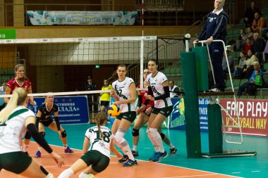 Odessa, Ukrayna - Eylül 12, 2017: 2018 voleybol Cev Kupası - kadınlar. Oynanan Khimik Yujni (Ukrayna) - beyaz ve Zesar VFM'nin Franches-Montagnes (İsviçre) - kırmızı. Bayanlar voleybol oyun vurguladı