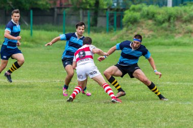 Odessa, Ukrayna - 26 Mayıs 2018: Ukrayna Kupası Politechnik - Odessa ve Credo - 65 Odessa (kırmızı). Rugby topu için oyuncuların yoğun mücadele. Yeşil alan stadyum üzerinde dinamik oyun