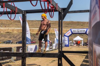 Odessa, Ukrayna-Ağustos 19, 2018: Geleneksel spor yarışları milletin. Deniz, tehlikeli engellerin üstesinden dağlık hayatta kalmak için Ukraynalı yarış yüzme ve aşırı mahkemelere tehlikeli yol