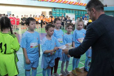 Odessa, Ukrayna - 29 Nisan 2017: rugby ligi özel spor okulu odessa maçın sonra ödüllendirme çocuklar