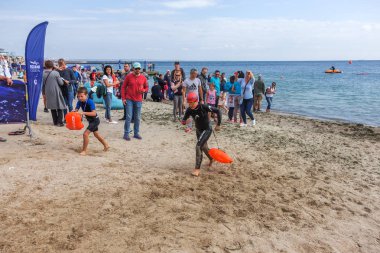 Odessa, Ukrayna - 8.09.2018: rekabet çocuklar için yüzme Oceanman biz açık açık su. Shore yüzücüler çocuklar içine su ve büyük yüzme yarışında açık deniz suya. Spor yaşam tarzı