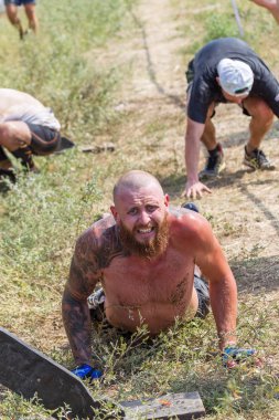 Odessa, Ukrayna-Ağustos 19, 2018: Geleneksel spor yarışları milletin. Deniz, tehlikeli engellerin üstesinden dağlık hayatta kalmak için Ukraynalı yarış yüzme ve aşırı mahkemelere tehlikeli yol