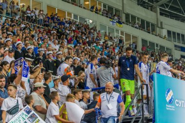 Odessa, Ukrayna 23 Temmuz 2018: Bir kalabalık futbol stadyumu. Ziyaret edenler stadyum standları dolu. Stadyumda futbol taraftarları. Taraftar standları sevinç, hafif ateş ve dalgalanan bayrak.