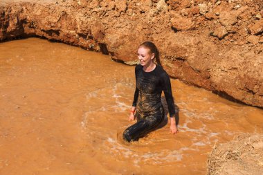 Odessa, Ukrayna-Ağustos 19, 2018: Geleneksel spor yarışları milletin. Deniz, tehlikeli engellerin üstesinden dağlık hayatta kalmak için Ukraynalı yarış yüzme ve aşırı mahkemelere tehlikeli yol