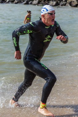 Odessa, Ukrayna - 19 Ağustos 2018: geleneksel spor yarışları milletin. Hayatta kalmak, açık denizde su, yüzme maratonu için engeller ile Ukrayna yarış aşırı tehlikeli bir yolda sınar.