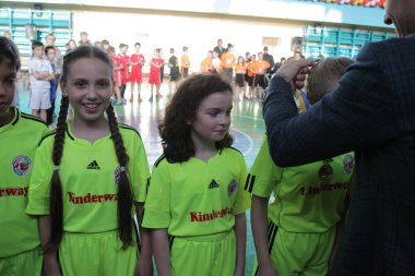 Odessa, Ukrayna - 29 Nisan 2017: rugby ligi özel spor okulu odessa maçın sonra ödüllendirme çocuklar