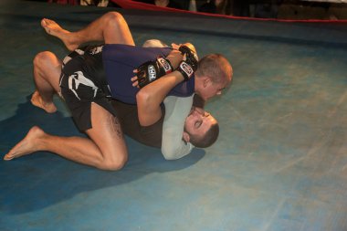 Odessa, Ukrayna - 14 Ekim 2015: Bölgesel kavgalar içinde belgili tanımlık çalmak. Atletizm Mma savaşçıları yarışmak, atar ve yumruk ve tekme ile sonuçlanan dövüş sanatları karışık. Savaşın dramatik an