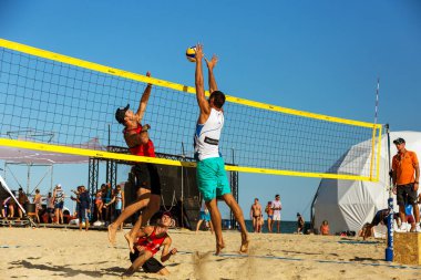 Odessa, Ukrayna - 26 Ağustos 2017: Ukrayna Beach Voleybol Şampiyonası Z-Oyunlar Festivali sırasında deniz plajında. Kadın ve erkek voleybol plaj kum üzerinde oynamak. Voleybol kum üzerinde. Plaj voleybolu